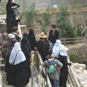 Guiding visitors, Givati excavations, Jerusalem